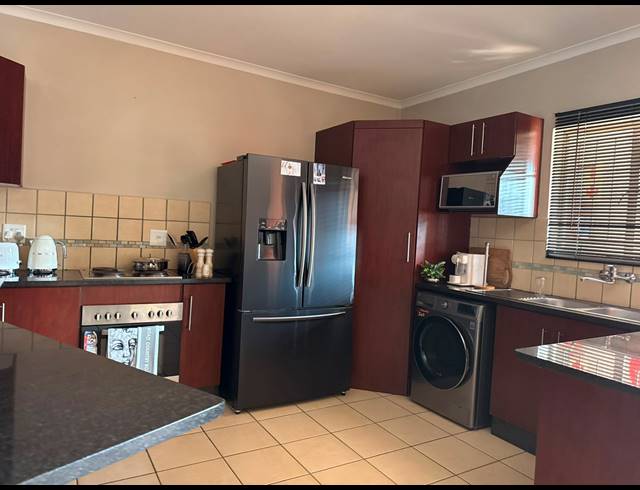 3 BEDROOM APARTMENT FOR SALE IN WATERVAL EAST